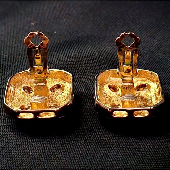 Vintage Gripoix Clip On Earrings Gold Tone Cabochon Glass Inlay Stones EUC! - Picture 8 of 11